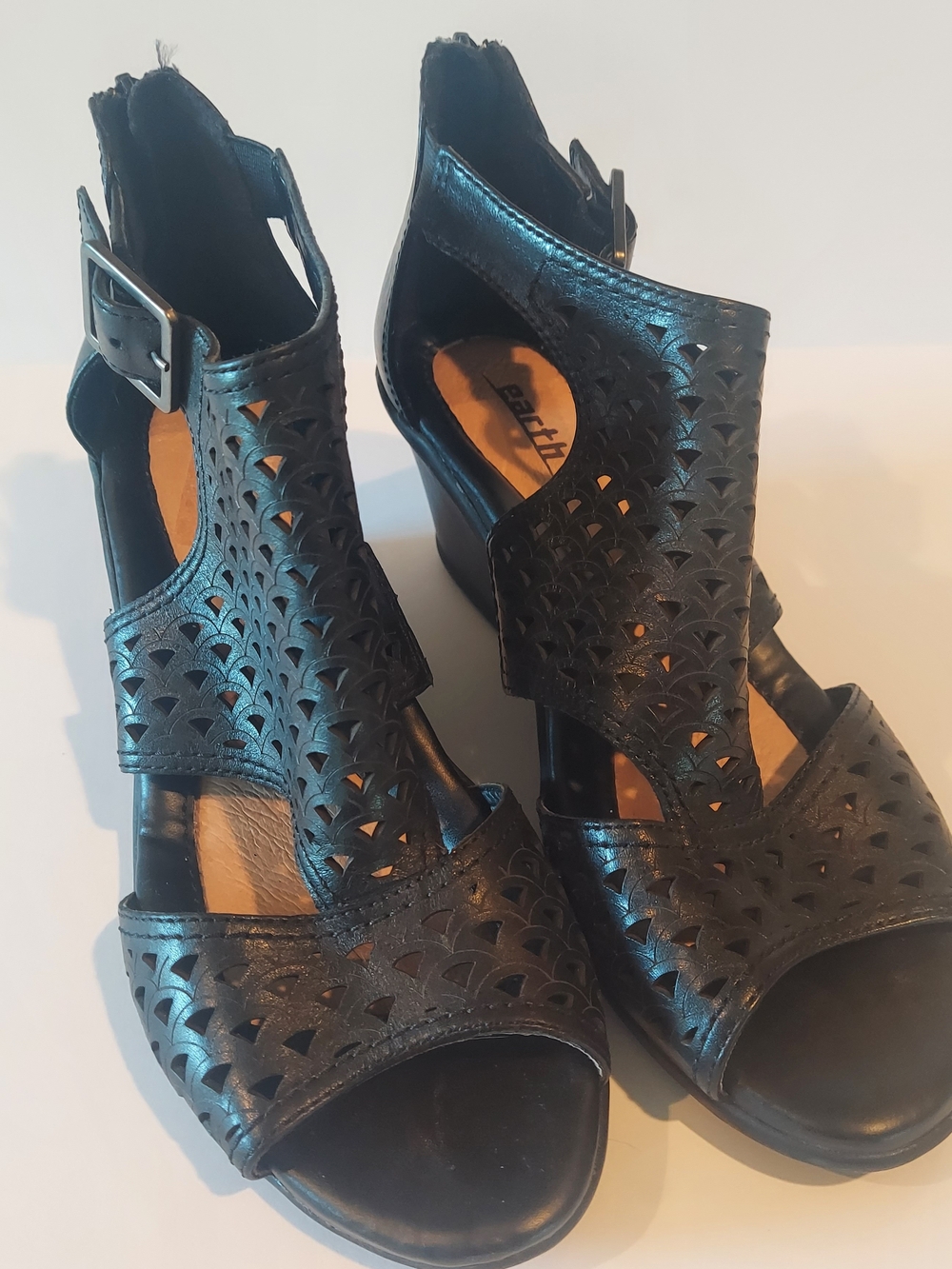 EUC Earth Danae Leather Lazercut Black Wedge Heels Size 8